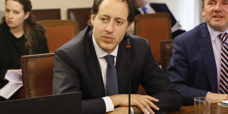 Diputado Urruticoechea es chocado por persona ebria en Quintero