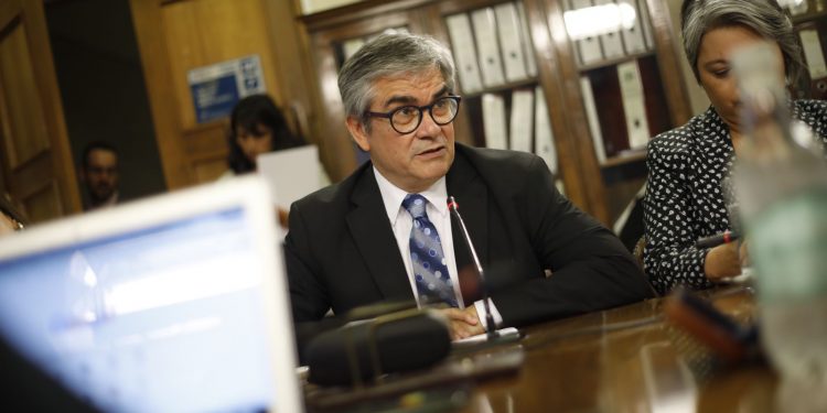 Gobierno presenta proyecto que reajusta el ingreso mínimo mensual
