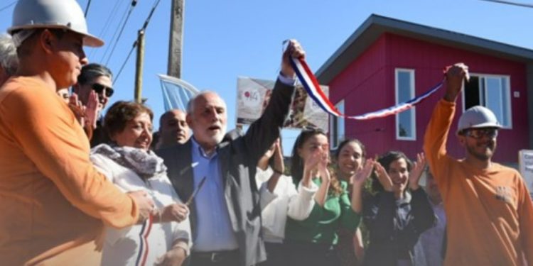 Viña del Mar: Hacen entrega de primera vivienda tras incendios