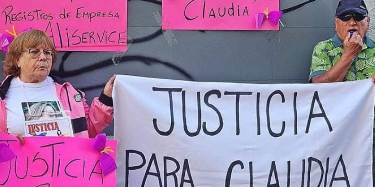 Familia de manipuladora de alimentos fallecida se manifiesta para exigir justicia