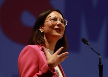 Alcaldesa Hassler busca controlar daños y anuncia querella luego de caída de compra de Clínica