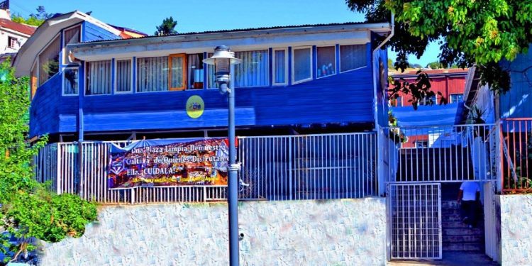 Trabajadores de Escuela República Argentina en paro: Cuentan con 1 baño para 50 personas
