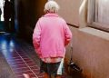 Adulta mayor preocupa en Playa Ancha: Está sola y hermana falleció