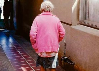 Adulta mayor preocupa en Playa Ancha: Está sola y hermana falleció