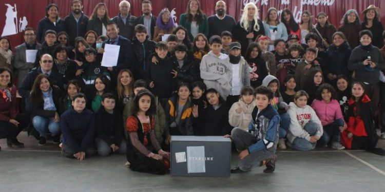 Más de 400 estudiantes de Calle Larga accederán a internet satelital