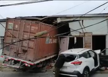 Camión de carga se estrella contra casa en Valparaíso