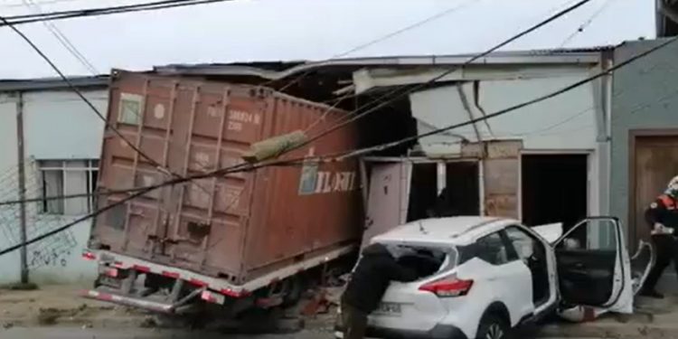 Camión de carga se estrella contra casa en Valparaíso