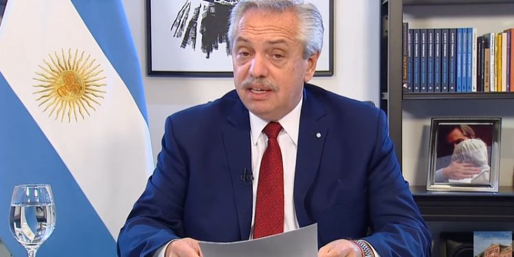 Presidente de Argentina anuncia que no irá a la reelección ante baja aprobación