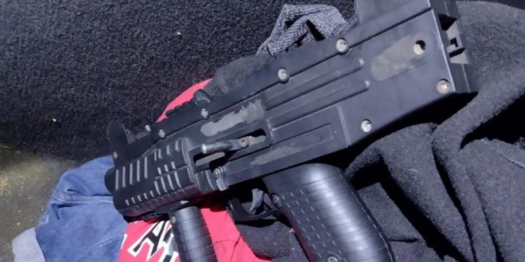 Rancagua: Detienen a dos personas por porte de subfusil Uzi