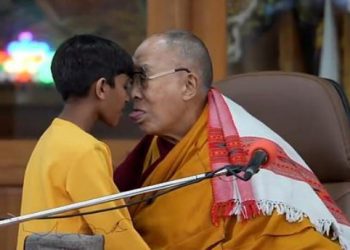 Dalái Lama ofrece disculpas después de polémica mundial por besar a niño
