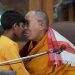 Dalái Lama ofrece disculpas después de polémica mundial por besar a niño