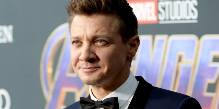 Médico de Jeremy Renner dice que quitanieves pasó a milímetros de órganos vitales