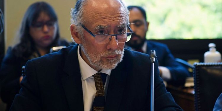 Senador Flores ingresa proyecto para aumentar penas a quienes se fuguen de la cárcel