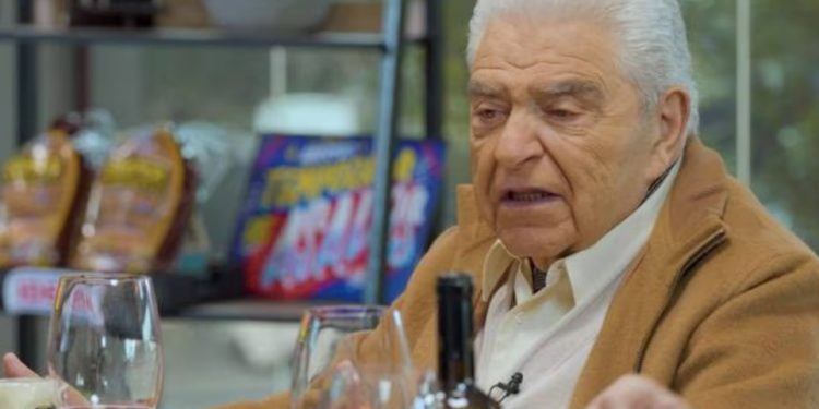 Don Francisco denuncia nulo servicio para personas que necesitan silla de ruedas en Aeropuerto