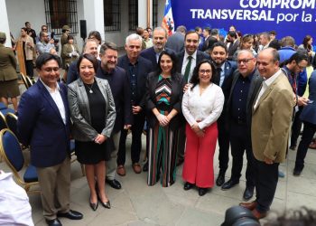 Gobernador Mundaca firma “Compromiso Transversal por la Seguridad»