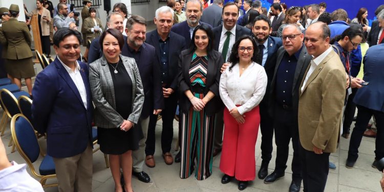 Gobernador Mundaca firma “Compromiso Transversal por la Seguridad»