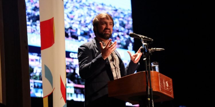 Critican a alcalde Sharp por gastar 19 millones en cuenta pública de Valparaíso