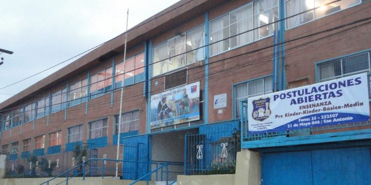 Encuentran pistola en mochila de alumno de cuarto básico en San Antonio