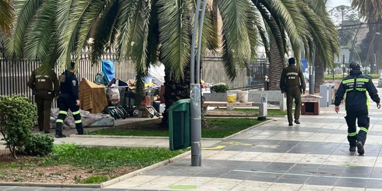 Viña del Mar: Realizan operativo para despejar plaza Parroquia