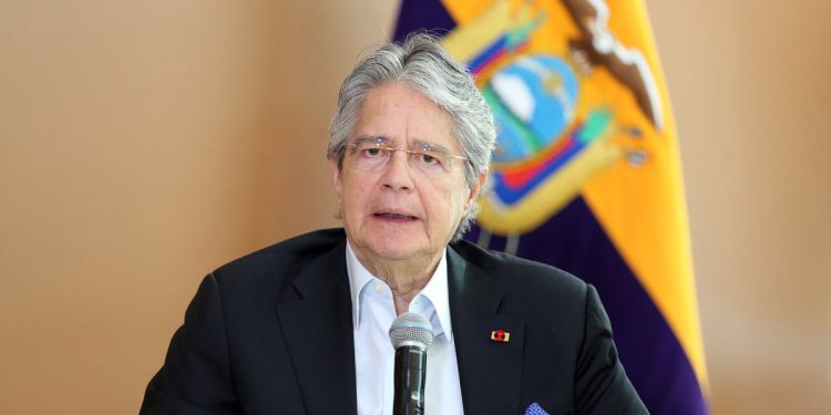 Ecuador autoriza porte de armas a civiles debido a crisis de seguridad