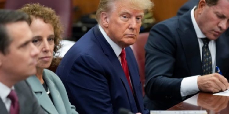 Acusan a Trump de 34 cargos penales en comparecencia ante tribunal