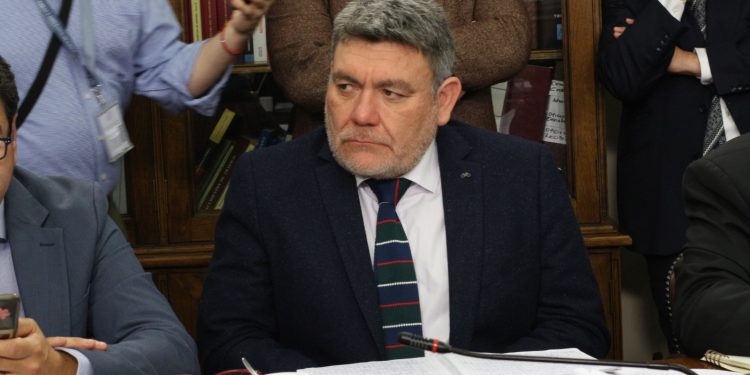 Diputado Venegas propone liberar de su deuda con Isapres a usuarios