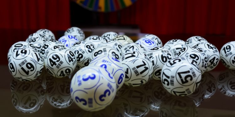 75% de los chilenos seguiría trabajando si se ganara la lotería