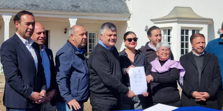 Firman convenio para desarrollo cultural y artístico en 13 comunas de la Región de Valparaíso