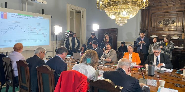 Proyecto de ley que reajusta el salario mínimo inicia segundo trámite en Senado