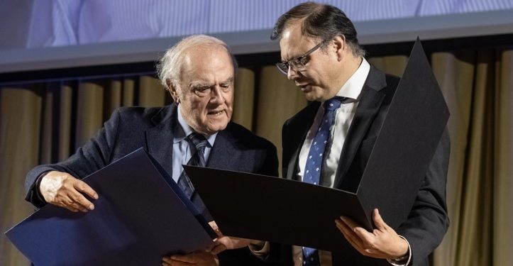 Universidad de Valparaíso otorga la calidad de profesor emérito a Agustín Squella