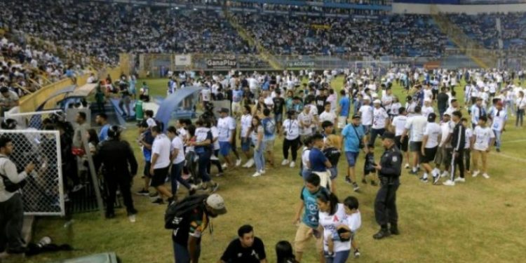 Tragedia en El Salvador deja a 12 personas fallecidas durante partido de fútbol
