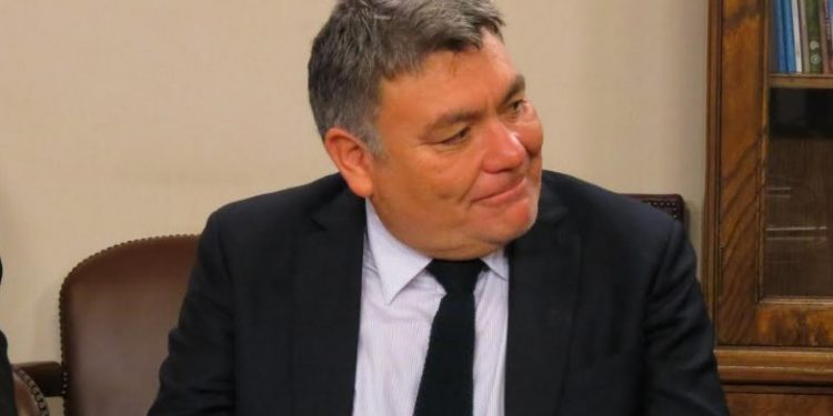 Diputado Venegas llama a «humanizar» discusión por salario mínimo