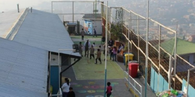Comunidad de escuela Ben Gurión de Valparaíso denuncia malas condiciones del lugar