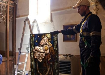 Estudiantes Duoc UC restauran vitrales de Catedral Anglicana Saint Paul