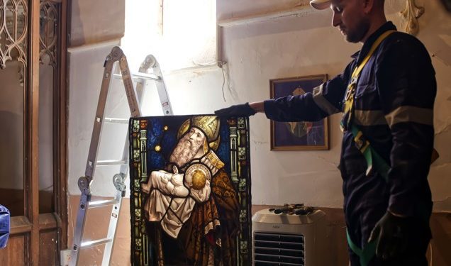 Estudiantes Duoc UC restauran vitrales de Catedral Anglicana Saint Paul