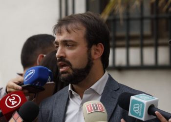 Sharp se lanzó contra Republicanos: «Parecen barras bravas»