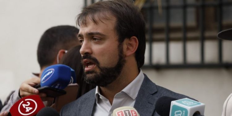 Sharp se lanzó contra Republicanos: «Parecen barras bravas»