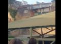 [Video] Vivienda se derrumba en Cerro Polanco y cae sobre sobre patio de colegio