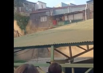 [Video] Vivienda se derrumba en Cerro Polanco y cae sobre sobre patio de colegio