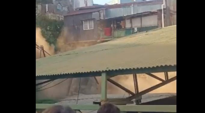 [Video] Vivienda se derrumba en Cerro Polanco y cae sobre sobre patio de colegio