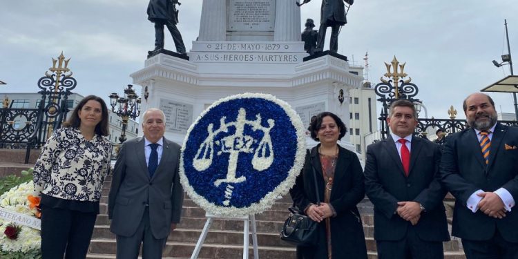 Colegio de abogados y autoridades rinden homenaje a Héroes del combate naval de Iquique