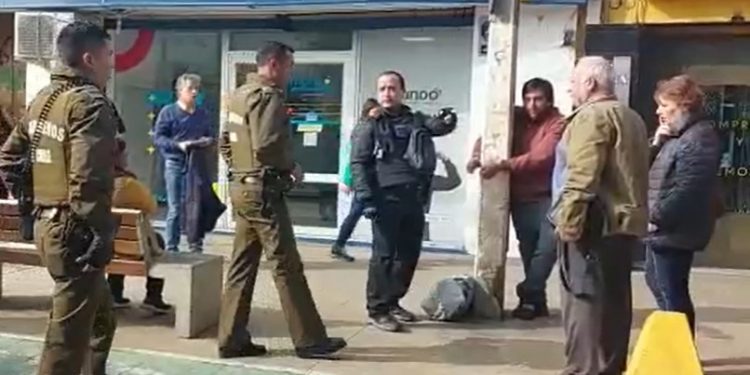 Quillota: Ciudadanos detienen a sujeto que le robó a persona de la tercera edad