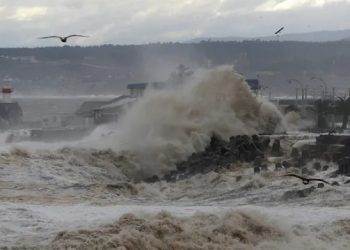 Advierten por marejadas de hasta 3 metros por sistema frontal