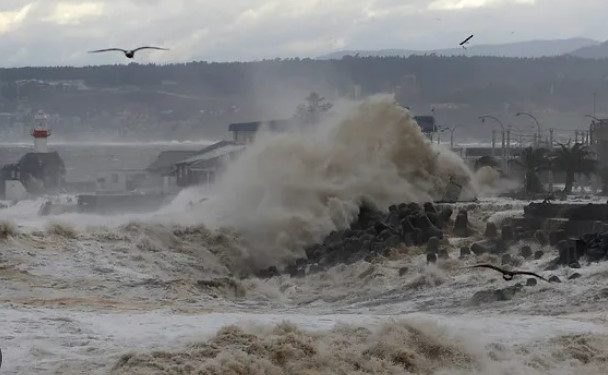 Advierten por marejadas de hasta 3 metros por sistema frontal