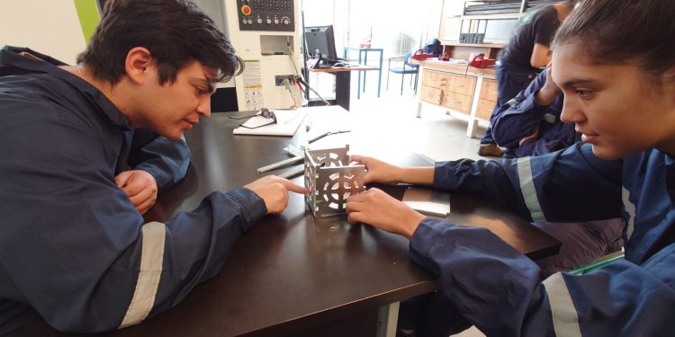 Estudiantes USM obtienen distinción con proyecto de nanosatélite en competencia internacional