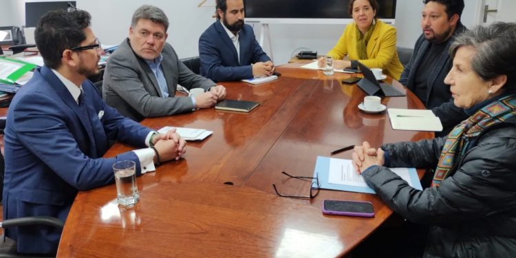 Autoridad se compromete a disminuir lista de espera en hospitales de la región