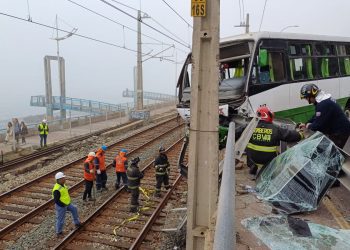 Micro estuvo a nada de caer a la línea del Tren en Valparaíso