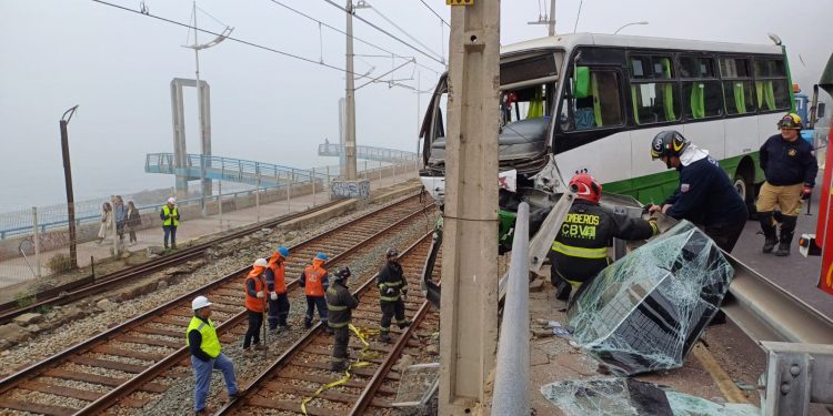 Micro estuvo a nada de caer a la línea del Tren en Valparaíso