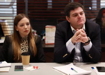 Diputada Flores se reúne con alcaldes por desmunicipalización de colegios