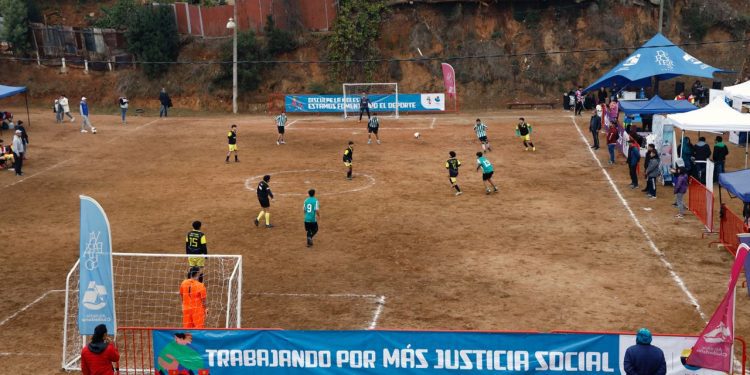 Valparaíso: Municipalidad creará 12 nuevas escuelas de fútbol y básquetbol